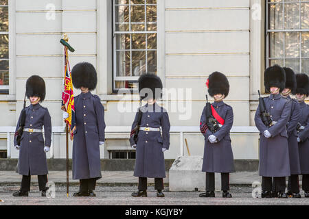 Soldats du 1st Battalion Coldstream Guards attendre sur le grand défilé de la caserne Wellington avant le changement de garde à Buckingham et St Jame Banque D'Images