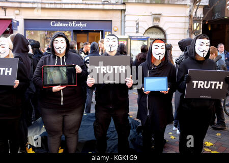 Nottingham, Nottinghamshire, Angleterre. novembre 05, 2017 Des manifestants cagoulés et masqués. démontrant avec une manifestation silencieuse pour demander la vérité à Nottingham en Banque D'Images