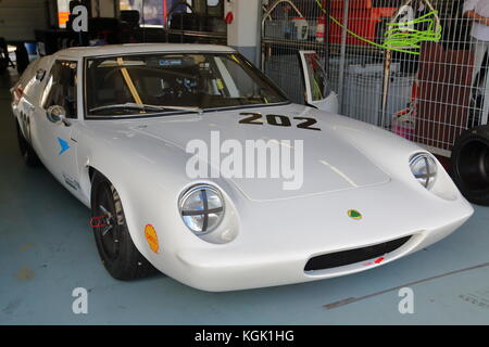 Les voitures de course classique en compétition pour un week-end à Estoril, Portugal, en octobre 2017. un rare lotus 47 gt dans le paddock. Banque D'Images