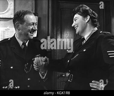 Poursuivre l'agent (1960) , Sid James , Hattie Jacques Banque D'Images