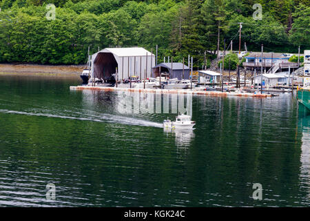 Une croisière à moteur après un petit port de plaisance près de Sitka, en Alaska. Banque D'Images