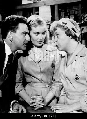 Poursuivre le sergent (1958) , Bob Monkhouse, Shirley Eaton, Dora Bryan Banque D'Images