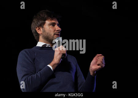 Alessandro di Battista (m5s) rencontre les citoyens à Palerme, Italie, le 3 novembre 2017 pendant la campagne de Sicile. Banque D'Images