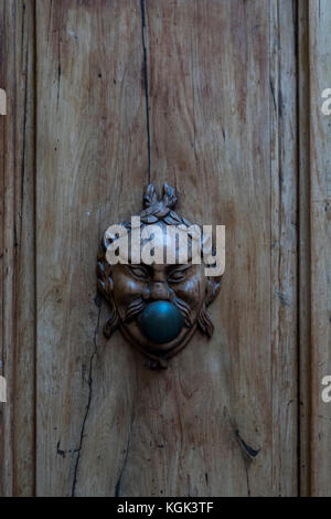 Bouton de porte caractéristique, Barga, Toscane, Italie Banque D'Images