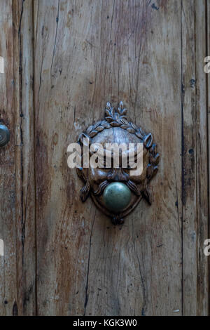Bouton de porte caractéristique, Barga, Toscane, Italie Banque D'Images