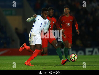 Arvin Appiah (à gauche), en Angleterre, et Sandro Cruz, au Portugal, se battent pour le ballon lors du match international des moins de 17 ans au Proact Stadium, à Chesterfield. Banque D'Images