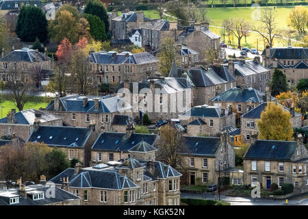 Voir de grandes villas traditionnelles en pierre dans quartier résidentiel riche de Stirling, Ecosse, Royaume-Uni Banque D'Images