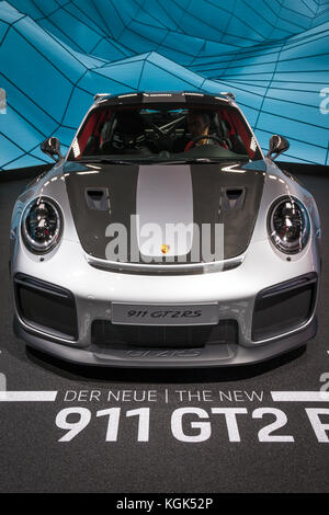 Francfort, Allemagne - Sep 12, 2017 : 2018 Porsche 911 GT2 RS Voiture de sport en vedette à l'IAA Frankfurt Motor Show 2017. Banque D'Images