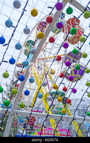 KIEV, UKRAINE - 4 JANVIER 2017 : la vue sur la grande roue à travers la décoration de noël de l'arc de voeux, le 4 janvier à Kiev. Banque D'Images