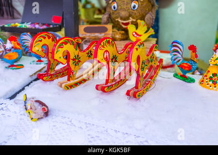 Beaux chevaux en bois faits à la main sur le comptoir enneigé du stand de jouets à la foire de Noël à Kiev, en Ukraine Banque D'Images