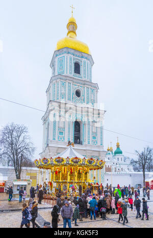 KIEV, UKRAINE - 4 JANVIER 2017 : la place Sainte-Sophie est la principale destination de la fête de Noël, ici localise arbre de Noël, étals de marché, carrousel Banque D'Images