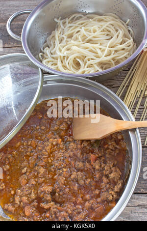 Sauce bolognaise spaghettis et pâtes de la crépine sur le tableau Banque D'Images