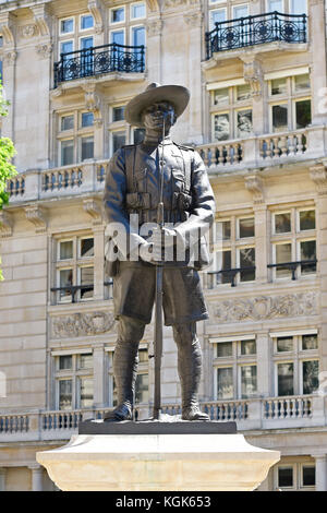 Mémorial à la Brigade de Gurkhas, Soldat Gurkha statue, Horse Guards, City of Westminster, London, England, UK Banque D'Images