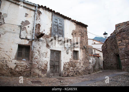 Un bâtiment abandonné dans le vieux village de bortigali, Sardaigne, Italie Banque D'Images