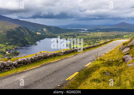 Healy Pass est une route touristique populaire avec le col à une altitude de 300m donnant des panoramas vers la baie de Bantry au sud-est et la rivière Kenmare Banque D'Images