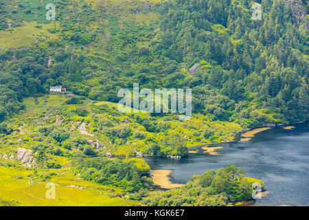 Healy Pass est une route touristique populaire avec le col à une altitude de 300m donnant des panoramas vers la baie de Bantry au sud-est et la rivière Kenmare Banque D'Images