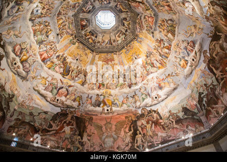 La fresque sur le plafond dans la cathédrale (Santa Maria del Fiore) montrant une fresque du Jugement dernier de Giorgio Vasari peint entre Banque D'Images