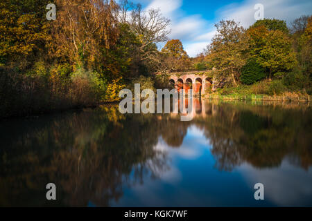 Ancien viaduc à Hampstead Heath park pendant la saison d'automne. london uk Banque D'Images