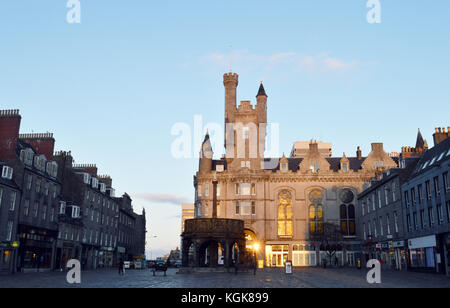 Les derniers rayons du soleil de novembre tombent sur la Citadelle dans le Castlegate, Aberdeen, Écosse, avec la Mercat Cross devant. Banque D'Images