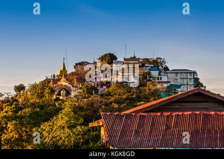 Une vue sur la colline avec la pagode Kyaukthanban et la pagode Golden Rock, Kyaiktiyo, Myanmar Banque D'Images