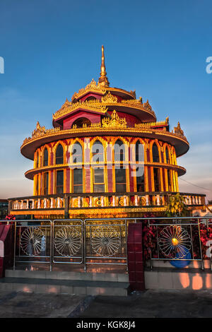 Un pavillon près de la roche d'Or, la Pagode Kyaiktiyo, Myanmar Banque D'Images