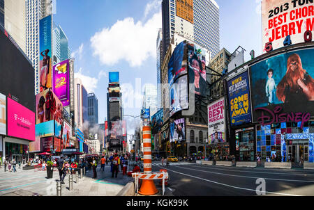 Des personnes non identifiées sur le Times Square, New York. Times Square est l'endroit touristique les plus populaires dans New York City Banque D'Images