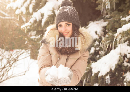 Jeune femme jouant avec de la neige Banque D'Images