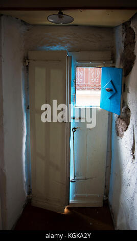 Une porte entrouverte de vu de l'intérieur d'une vieille maison de campagne dans le village de bortigali, Sardaigne, Italie Banque D'Images