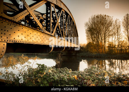 Un pont ferroviaire sur la tamise à Culham, Oxfordshire Banque D'Images