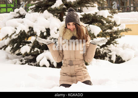Jeune femme dans winter park Banque D'Images