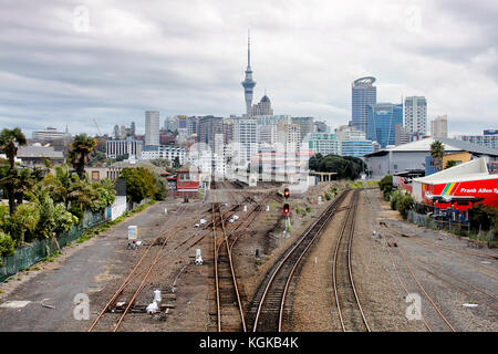 Vue sur Auckland railway et paysage urbain, temps couvert, Nouvelle-Zélande, 12 août 2010. Banque D'Images