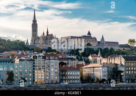 La ville pittoresque de quartier historique de Buda, à Budapest, Hongrie. La colline du château avec tours de Bastion des Pêcheurs et l'église Matthias. Banque D'Images