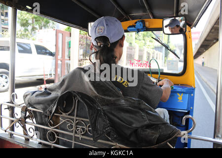 La conduite d'un conducteur de tuk tuk tuk tuk dans une rue de bangkok, vue depuis l'intérieur de l'habitacle, 14.novembre 2010 Banque D'Images