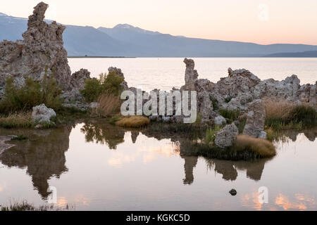 Une vue sur le sud du lac Mono tuf au crépuscule. Banque D'Images