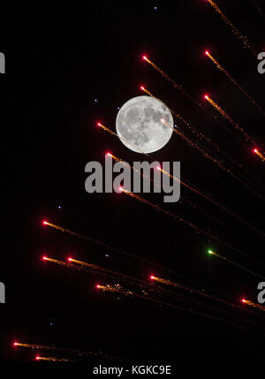 Londres, Royaume-Uni. 4 novembre, 2017. 04.11.17. L'ensemble de la strie Fireworks pleine lune sur Londres pour feu de nuit de célébrations. Banque D'Images