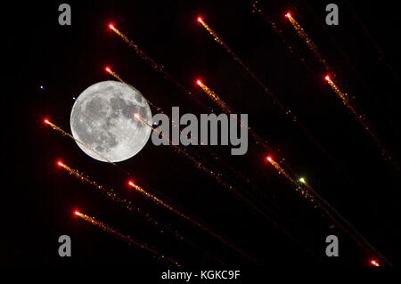 Londres, Royaume-Uni. 4 novembre, 2017. 04.11.17. L'ensemble de la strie Fireworks pleine lune sur Londres pour feu de nuit de célébrations. Banque D'Images