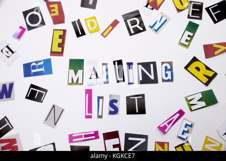 Un mot l'écriture de texte montrant concept de mailing list faites de différents magazine journal lettre pour l'analyse de rentabilisation sur le fond blanc avec l'espace Banque D'Images