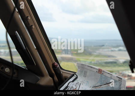 Vue depuis une fenêtre du poste de pilotage sur une piste, juste avant l'atterrissage à l'Australie Sydney Kingsford Smith International airport Banque D'Images