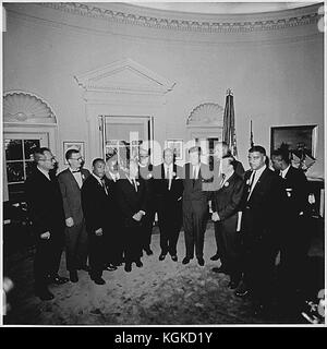 Photo de Le président des États-Unis John F. Kennedy's réunion dans le bureau ovale de la Maison Blanche à Washington, DC avec les leaders de la Marche sur Washington le 28 août 1963. De gauche à droite : Willard Wirtz, Martin Luther King, Jr., Eugene Carson Blake, John F. Kennedy, vice-président Lyndon Baines Johnson Walter Reuther, d'autres pas dans l'ordre A. Philip Randolph, John Lewis, Whitney Young, Mathew Ahmann, Joachin Prinz, Roy Wilkins, Floyd McKissick. Credit : White House via CNP /MediaPunch Banque D'Images