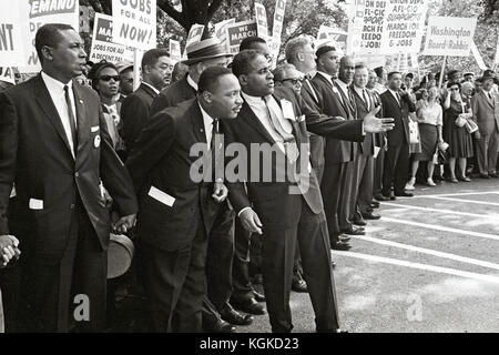 Un homme non identifié semble être de donner des instructions au Dr Martin Luther King, Jr. à la Marche sur Washington de 1963 pour l'emploi et la liberté à Washington, D.C. le 28 août 1963. Credit : Arnie Sachs / CNP /MediaPunch Banque D'Images