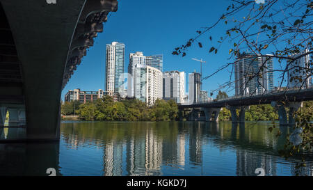 Le centre-ville d'austin depuis le dessous de la première street bridge Banque D'Images