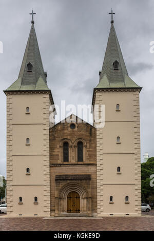 Parramatta, AUSTRALIE - 24 mars 2017 : saint john's anglican cathedral church façade entrée avec deux flèches sur tours beige et étroite entrée nef Banque D'Images