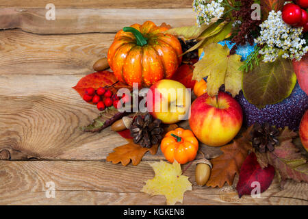 Décoration de Thanksgiving avec les fruits rouges, fleurs blanches, citrouilles, pommes, pommes de pin, glands, feuilles d'automne coloré et Rowan, copy space Banque D'Images