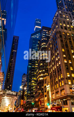 La ville de New York, Madison Avenue - 1 novembre 2017 : une architecture classique et des bâtiments sur Madison avenue au crépuscule Banque D'Images