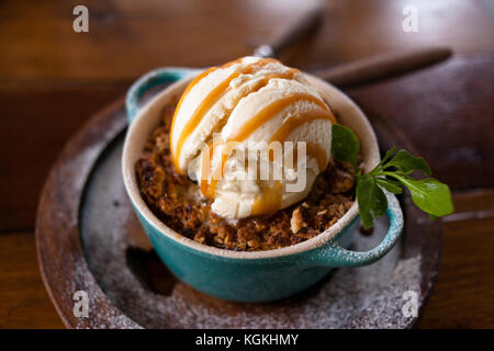 Dessert crumble aux pommes avec de la crème glacée Banque D'Images