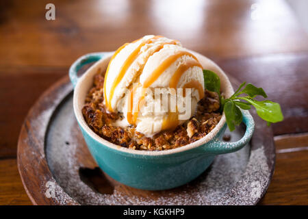 Dessert crumble aux pommes avec de la crème glacée Banque D'Images