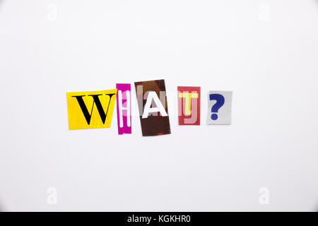 Un mot l'écriture de texte montrant concept de quelle question faites de différents magazine journal lettre pour l'analyse de rentabilisation sur le fond blanc avec l'espace Banque D'Images