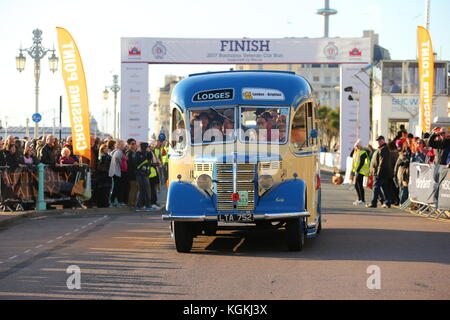 Alex Jones conduit le bus Children in Need à la course de voitures vétéran 2017 de Londres à Brighton Banque D'Images