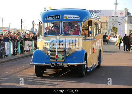 Alex Jones conduit le bus Children in Need à la course de voitures vétéran 2017 de Londres à Brighton Banque D'Images