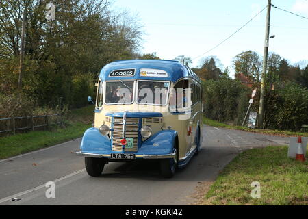 Alex Jones conduit le bus Children in Need à la course de voitures vétéran 2017 de Londres à Brighton Banque D'Images